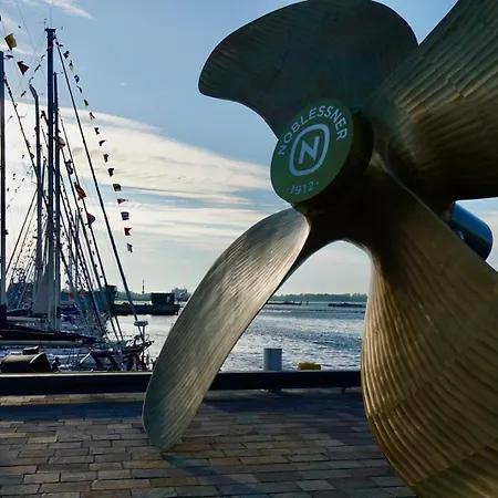 Cozy 2br In Kalamaja With Rooftop Terrace, Cinema, Keyless Check-in דירה טאלין